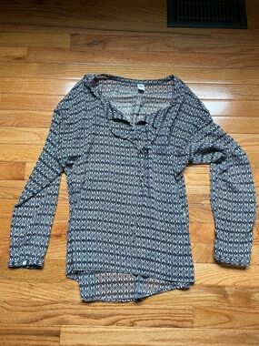 Old Navy Black and White Geometric Long-Sleeve Top